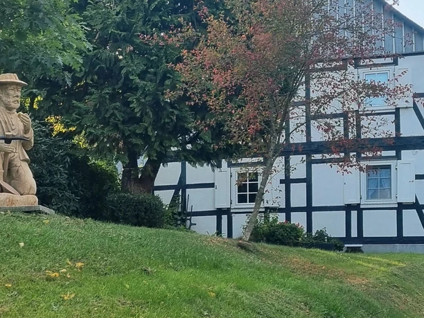 Geoinfo-Stube Ohl mit Bergmann.jpg