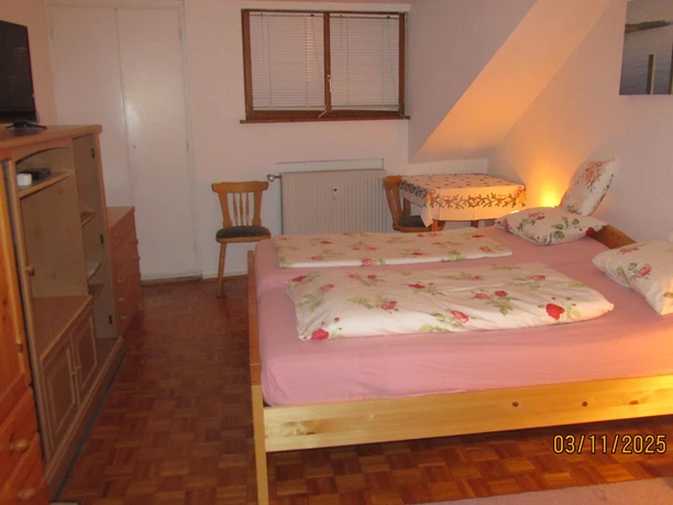 Wohnzimmer mit Einbauschrank