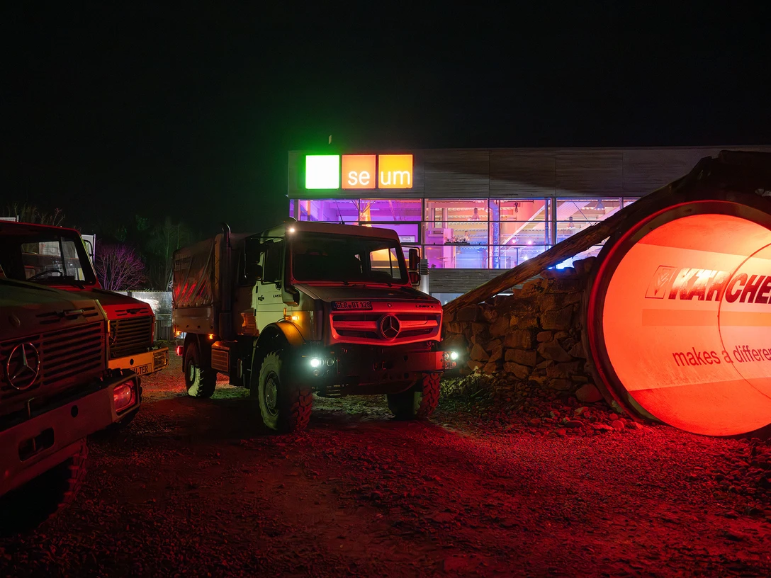 Unimog-Museum bei Nacht