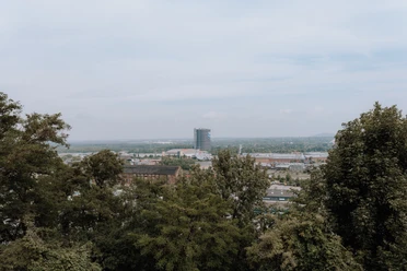 Knappenhalde_Ausblick, Oberhausen Ausblick von der Knappenhalde über Baumwipfel auf Oberhausen und den Gasometer