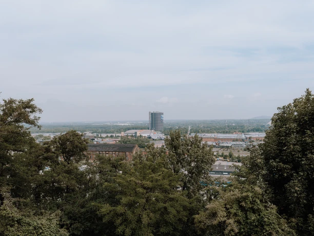 Knappenhalde_Ausblick, Oberhausen Ausblick von der Knappenhalde über Baumwipfel auf Oberhausen und den Gasometer