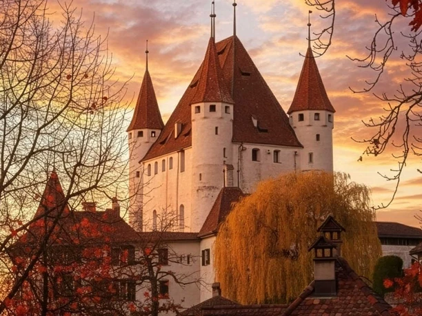 schloss-thun-herbst-abendrot-baeume.jpg