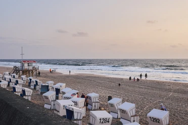 Abend am Strand mit Strandkörben.jpg