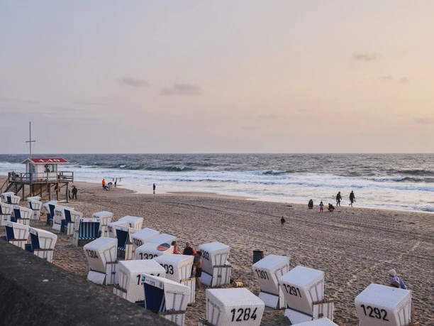 Abend am Strand mit Strandkörben.jpg