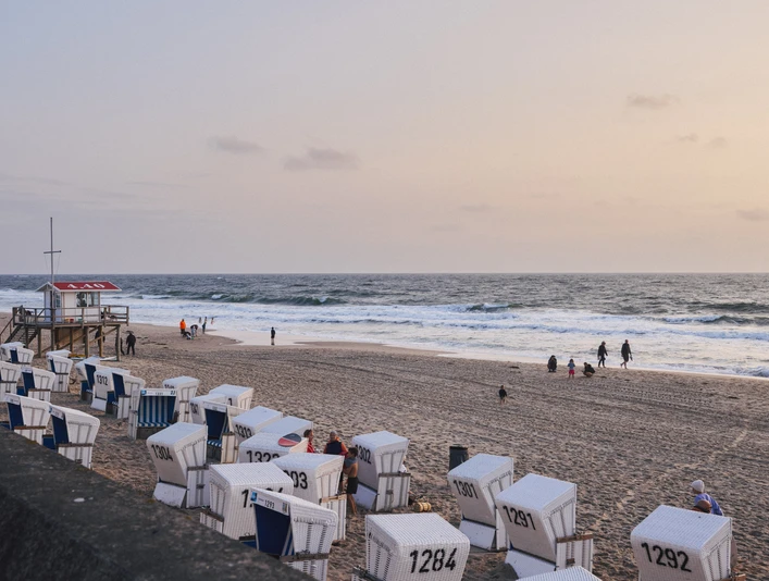 Abend am Strand mit Strandkörben.jpg