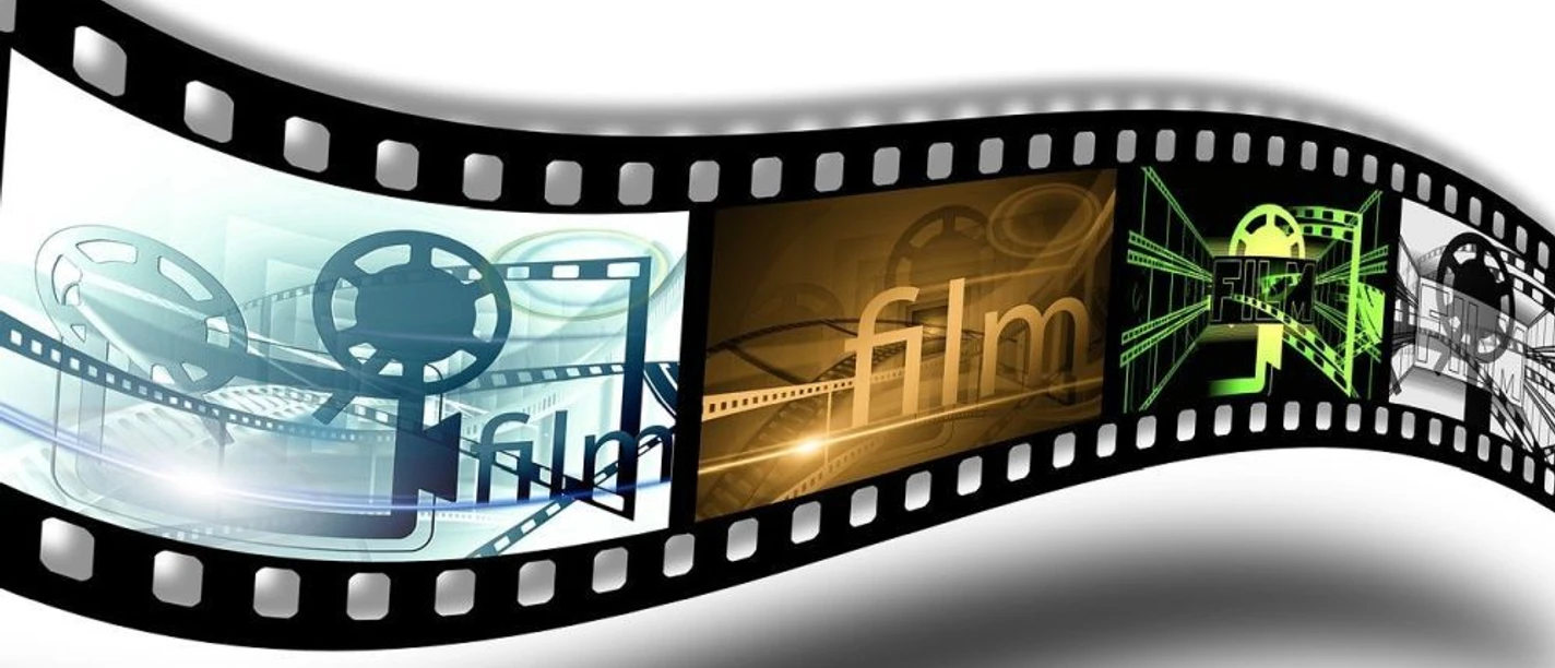 Filmvorführung Bunte Filmstreifen mit Motiven alter Filmrollen symbolisieren Kinoerlebnis und kreative Filmkunst.