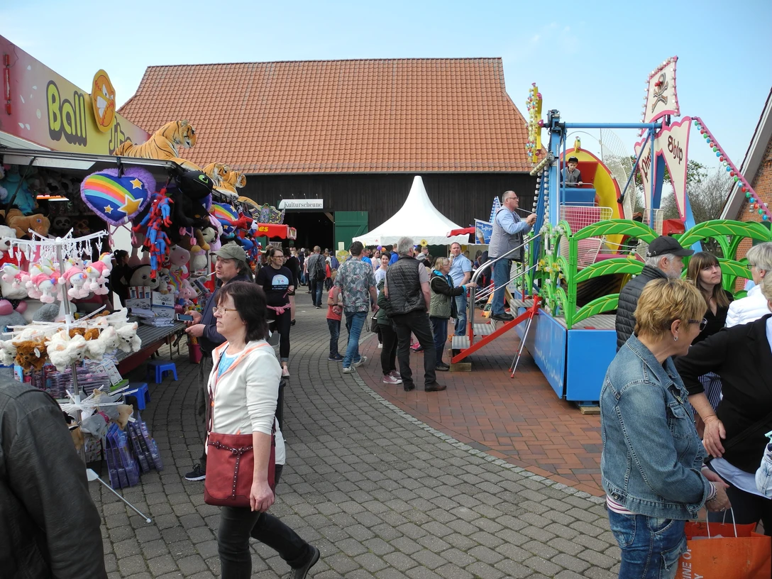 Blütenfest, Markt vor der Kulturscheune (Wolfgang Hilbig).JPG