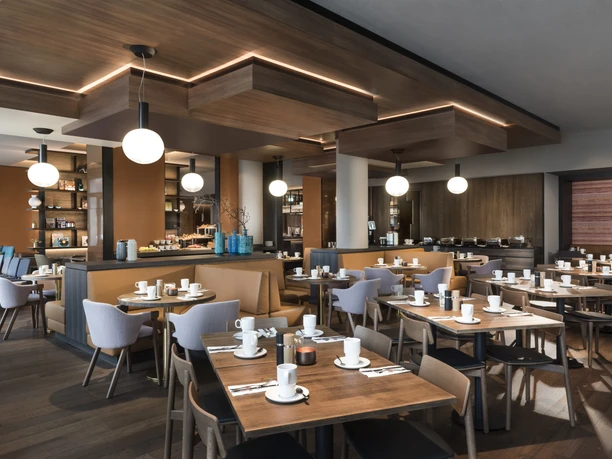 Adina Apartment Hotel Frankfurt - Restaurant Blick in das Restaurant.