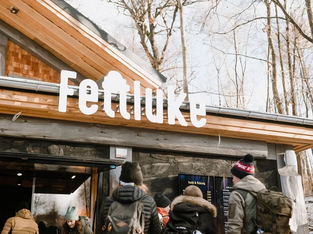 Typisch Harz-Regioshop - Fettluke Hungrige Gäste warten vor der "Fettluke" am Typisch Harz-Regioshop an der Rappbodetalsperre.