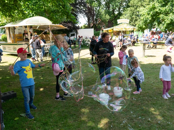 2307_Stadtparkfest_Seifenblasen_Kinder_043_c_Marcel_Hasübert.jpg