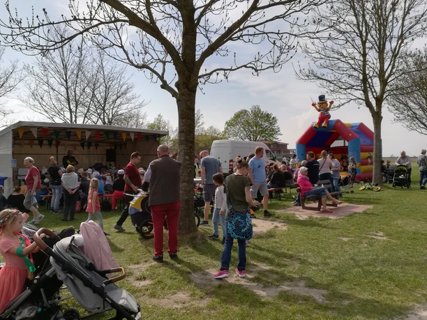 Kinderfest April 2019 Blick auf das Kinderfest mit Buden und Hüpfburg