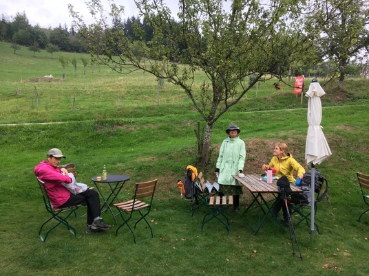 Wandergruppe beim Rasten