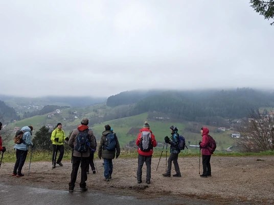 Wandergruppe mit Ausblick im Nebel