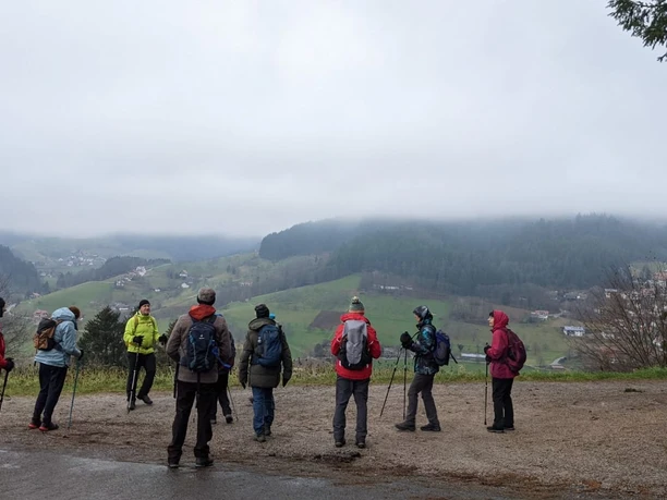 Wandergruppe mit Ausblick im Nebel