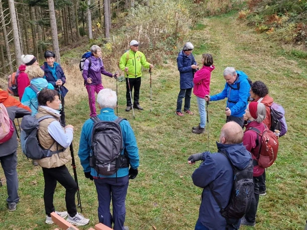 Wandergruppe im Kreis stehend