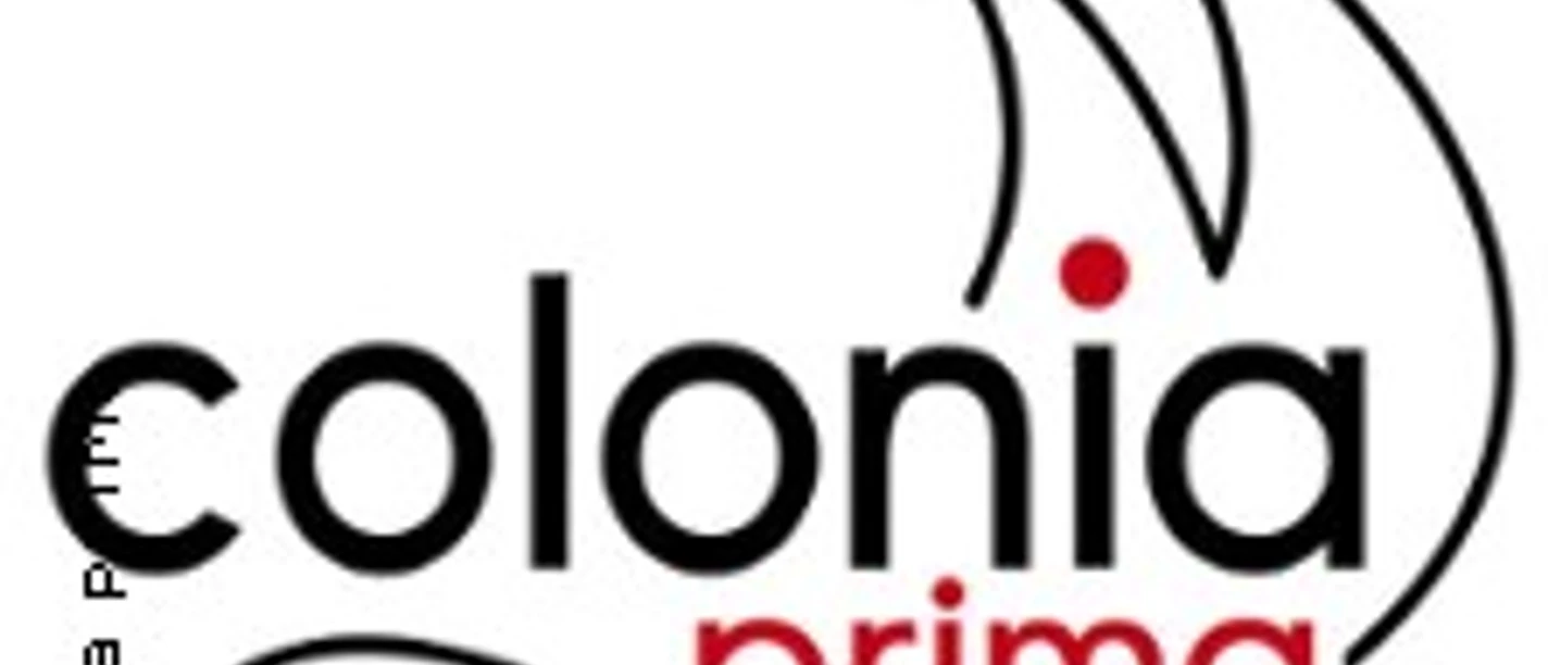 Logo mit stilisiertem schwarzen Schriftzug colonia und rotem prima sowie geschwungenem Symbol