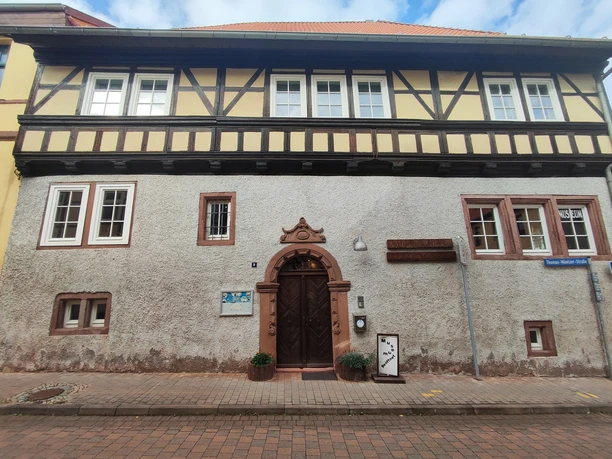 Historisches Fachwerkhaus mit geschnitztem Holztor, Eingang des Knopfmachermuseums in Kelbra.