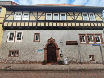 Eingang Knopfmachermuseum Historisches Fachwerkhaus mit geschnitztem Holztor, Eingang des Knopfmachermuseums in Kelbra.