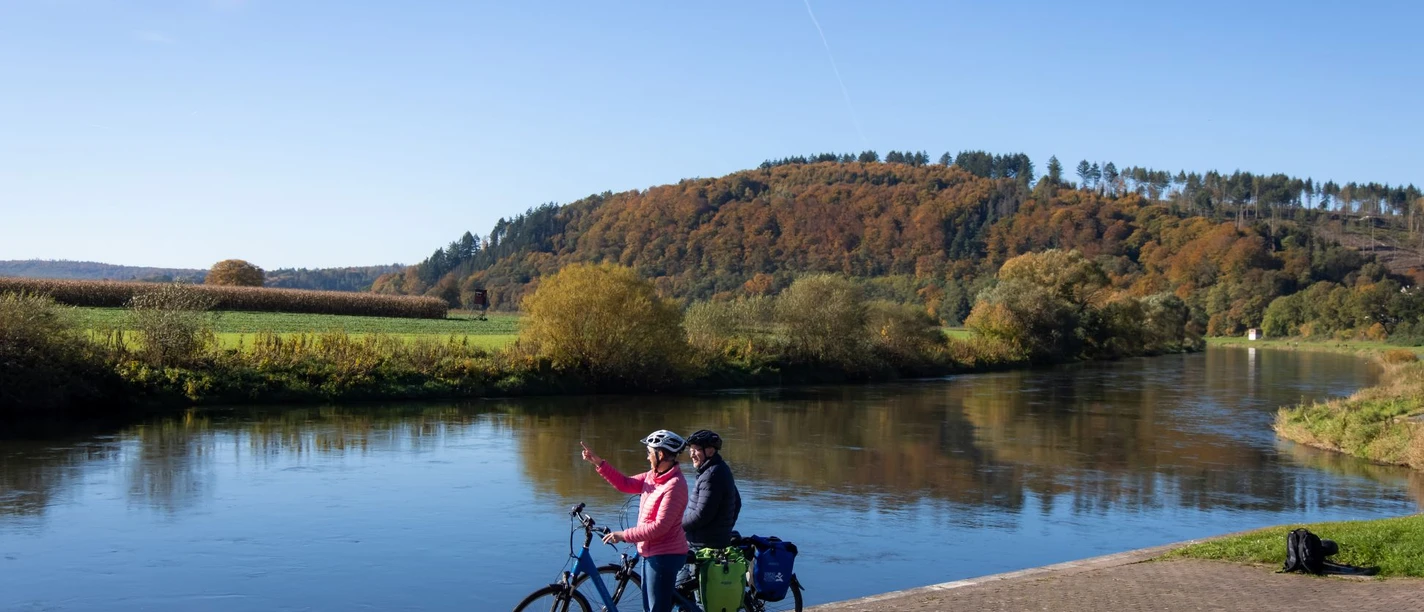 Radfahrer an der Weserpromenade in Bodenfelde Radfahrer an der Weserpromenade in Bodenfelde