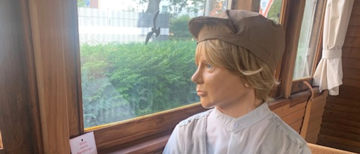 Modell-Dame in Eisenbahnwaggon_Nils_Hoffmann.jpg