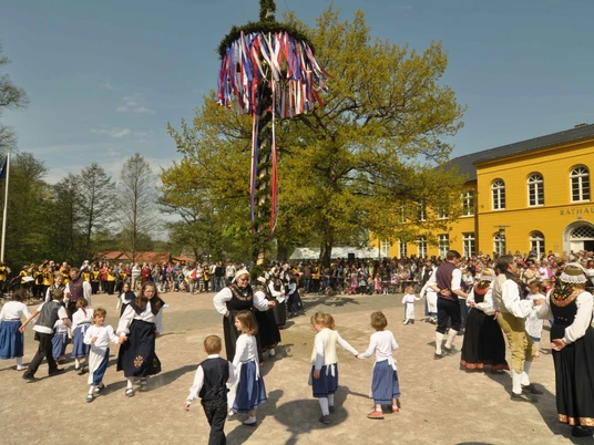 Viele Zuschauer beim alljährigen Maibaumaufstellen in Ratzeburg, Foto Christian Nimtz.jpg
