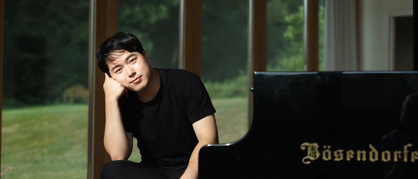 0I3A4848.jpeg Pianospieler vor einem Flügel sitzend