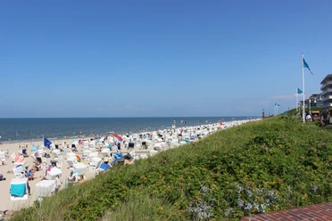 Badstrand van Wangerooge.JPG Strand mit Strandkörben auf Wangerooge, Menschen beim Sonnen und Baden unter blauem HimmelBeach with beach chairs on Wangerooge, people sunbathing and swimming under a blue skySpiaggia con sedie a sdraio a Wangerooge, persone che prendono il sole e nuotano sotto un cielo azzurroPláž s ležadlami na Wangerooge, ľudia sa opaľujú a plávajú pod modrou oblohouPlaża z leżakami na Wangerooge, ludzie opalający się i pływający pod błękitnym niebemPlajă cu șezlonguri pe Wangerooge, oameni făcând plajă și înotând sub un cer albastruStrand med strandstole på Wangerooge, folk soler sig og bader under en blå himmel