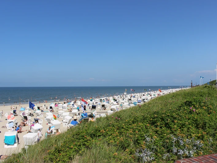 Badstrand van Wangerooge.JPG Strand mit Strandkörben auf Wangerooge, Menschen beim Sonnen und Baden unter blauem HimmelBeach with beach chairs on Wangerooge, people sunbathing and swimming under a blue skySpiaggia con sedie a sdraio a Wangerooge, persone che prendono il sole e nuotano sotto un cielo azzurroPláž s ležadlami na Wangerooge, ľudia sa opaľujú a plávajú pod modrou oblohouPlaża z leżakami na Wangerooge, ludzie opalający się i pływający pod błękitnym niebemPlajă cu șezlonguri pe Wangerooge, oameni făcând plajă și înotând sub un cer albastruStrand med strandstole på Wangerooge, folk soler sig og bader under en blå himmel