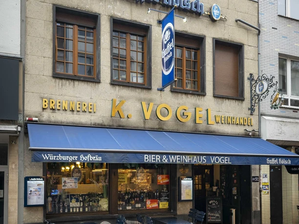 Weinhaus Vogel Fassade des Bier- und Weinhauses Vogel mit blauer Markise und Außenbestuhlung am Eigelstein