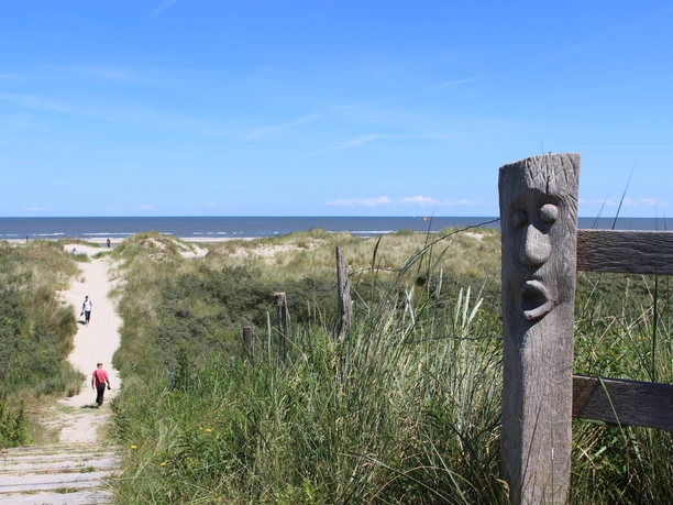 Wangerooge Oost Uitkijkplatform.JPG Uitkijkplatform in de duinen van Wangerooge met uitzicht op het strand en de Noordzee onder een blauwe hemel.