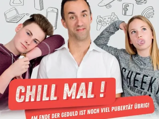 Matthias Jung Mann zwischen zwei Jugendlichen, einer kaut Snack, eine macht Kaugummiblase vor Comic-Symbolen