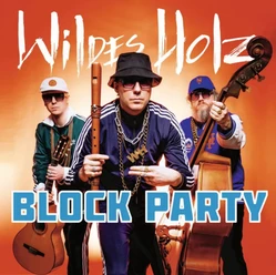 Wildes Holz Drei Musiker in Hip-Hop-Look mit Gitarre, Flöte und Kontrabass vor orangefarbenem Hintergrund