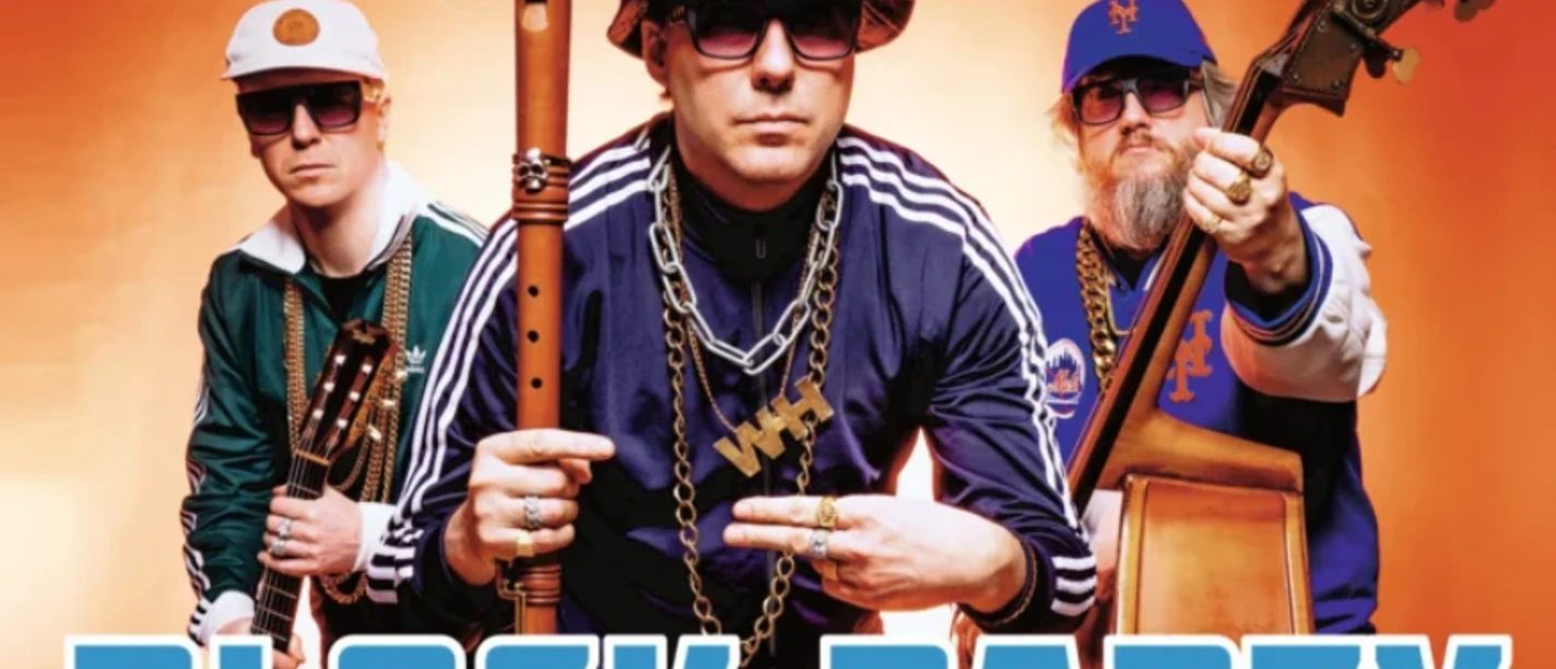 Wildes Holz Drei Musiker in Hip-Hop-Look mit Gitarre, Flöte und Kontrabass vor orangefarbenem Hintergrund