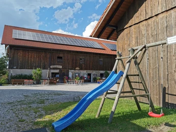 Museumcafe Holzhaus mit Café und Spielplatz mit Rutsche und Schaukel für eine beliebte Pause.
