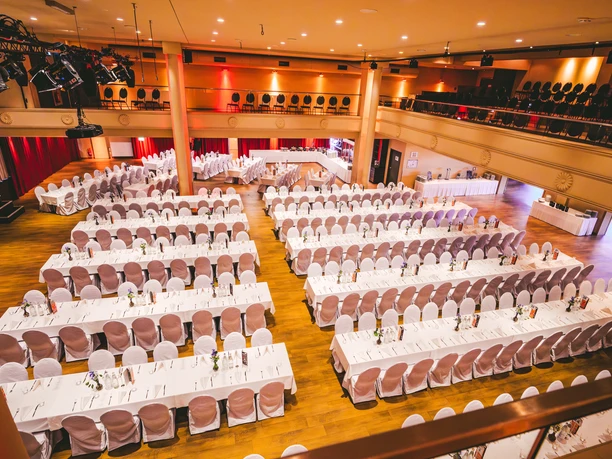 Event hall at the event venue Haus Leipzig | Leipzig Convention Bureau Event hall with banquet style seating at the event venue Haus Leipzig - präsentiert vom Leipzig Convention Bureau