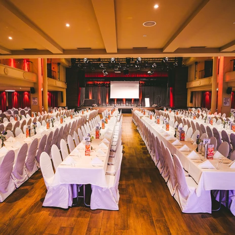 Event-Saal in der Eventlocation Haus Leipzig | Leipzig Convention Bureau Event-Saal mit Bankettbestuhlung in der Eventlocation Haus Leipzig - präsentiert vom Leipzig Convention Bureau