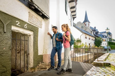 Wanderer im historischen Ortskern Blankenheim
