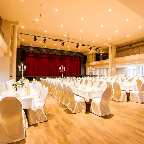Hall with banquet seating at Haus Leipzig event venue | Leipzig Convention Bureau Hall with banquet seating at Haus Leipzig event venue – presented by Leipzig Convention Bureau