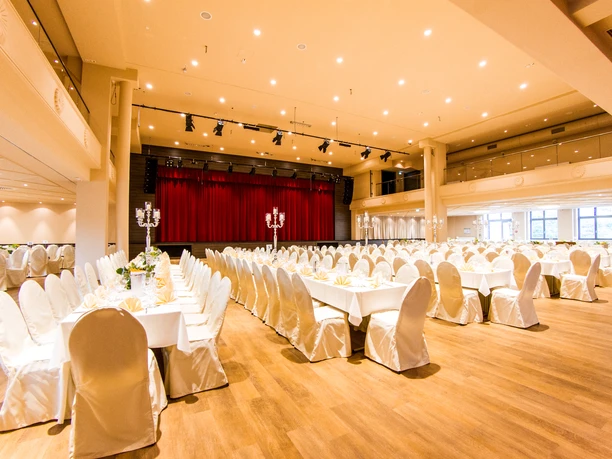 Hall with banquet seating at Haus Leipzig event venue – presented by Leipzig Convention Bureau