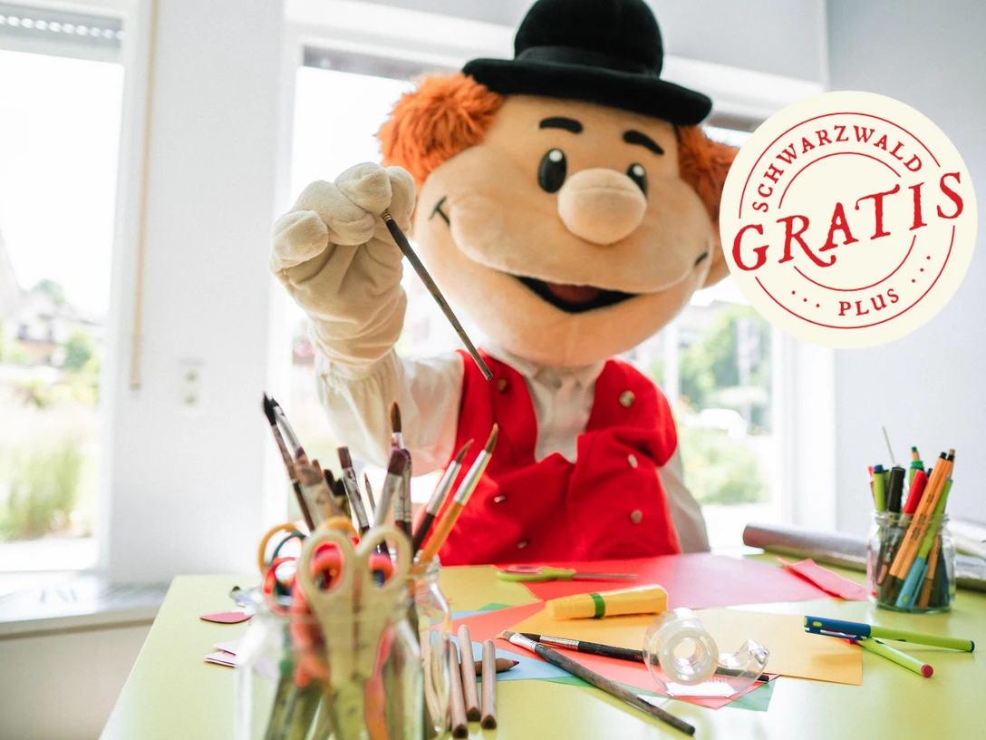 Murgel malt in Murgels Spielhaus