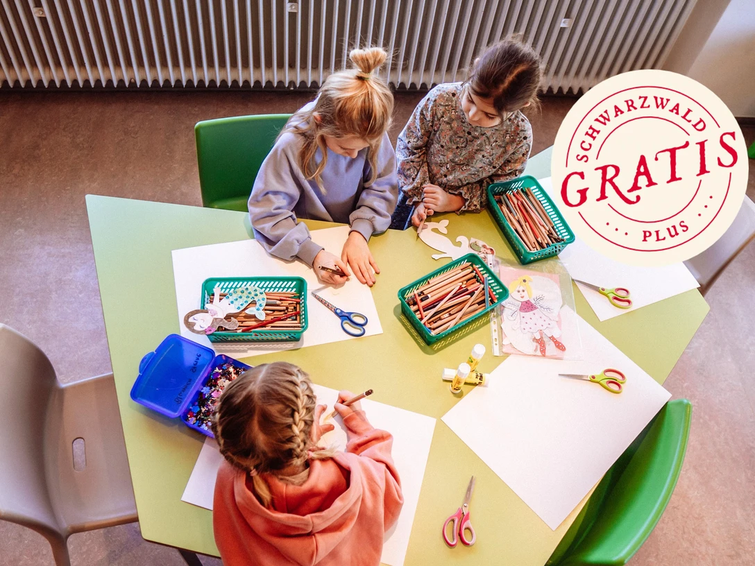 Kinder basteln in Murgels Spielhaus