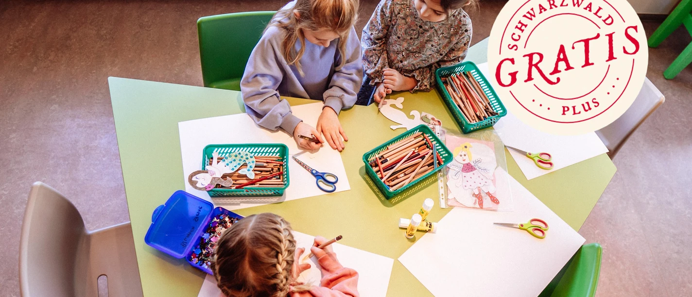 Kinder basteln in Murgels Spielhaus