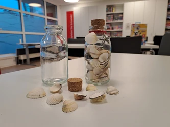 Muschelflaschen füllen im Mini-Maxi-Club im Watt'n Hus
