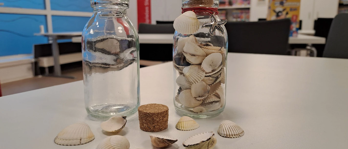 Muschelflaschen füllen im Mini-Maxi-Club im Watt'n Hus