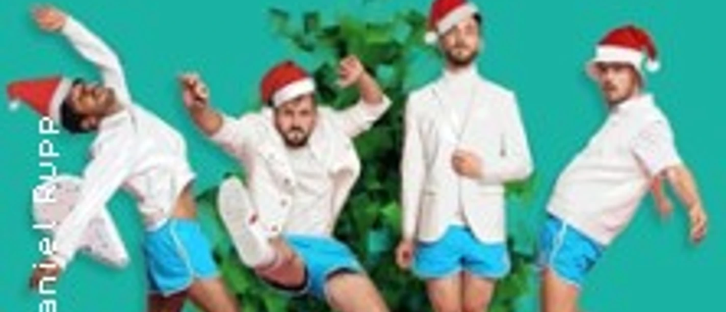Vier verkleidete Personen in sportlichen Posen vor grünem Hintergrund mit weihnachtlichem Motiv
