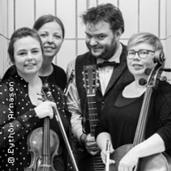 Vier Musikerinnen und ein Musiker stehen mit Streichinstrumenten und Gitarre zusammen