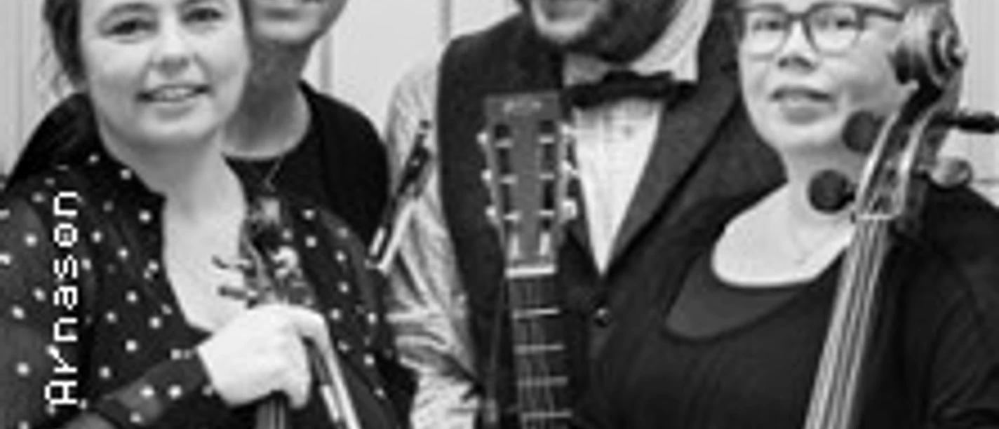 Vier Musikerinnen und ein Musiker stehen mit Streichinstrumenten und Gitarre zusammen