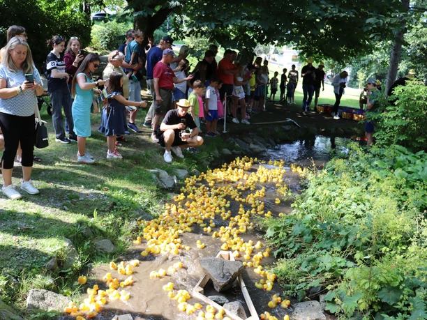 Zuschauer beim Willinger Entenrennen Zuschauer beim Willinger Entenrennen