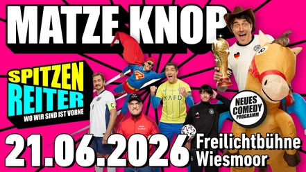 Matze Knop.jpg Mehrere Figuren von Matze Knop in bunten Comedy-Kostümen vor pinkem Hintergrund mit Programmtitel
