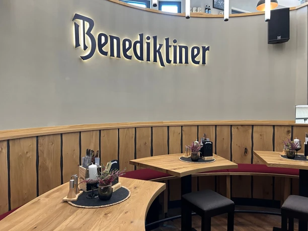 Benediktiner Wirtshaus Willingen Schriftzug Benediktiner Wirtshaus Willingen Schriftzug
